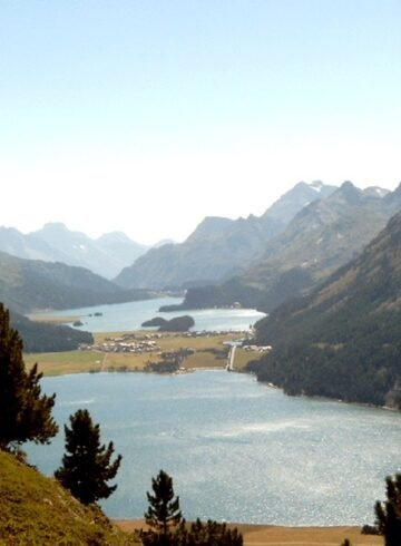 Machen Sie Ferien zuhause, zum Beispiel in Graubünden. Schöne Wanderung am Hahnensee vorbei hinab ins Oberengadin.